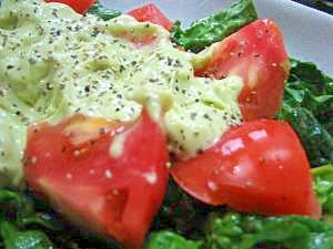 ちぢみほうれん草とトマトにアボカドソースがかかっている