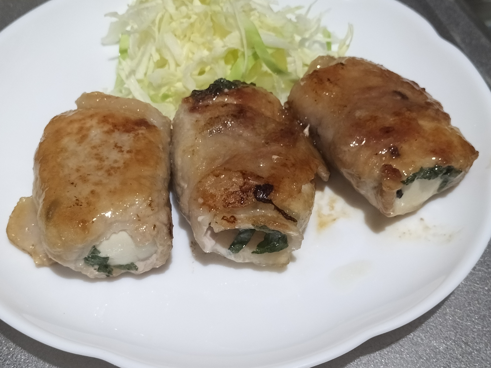 ポン酢で簡単♪豚ロース薄切り肉で梅シソ肉巻き