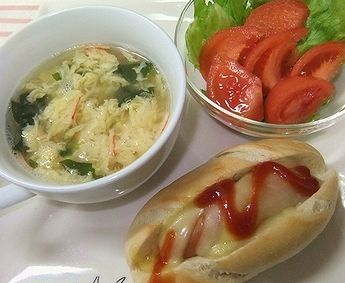 プチパンホットドッグと卵スープのワンプレート
