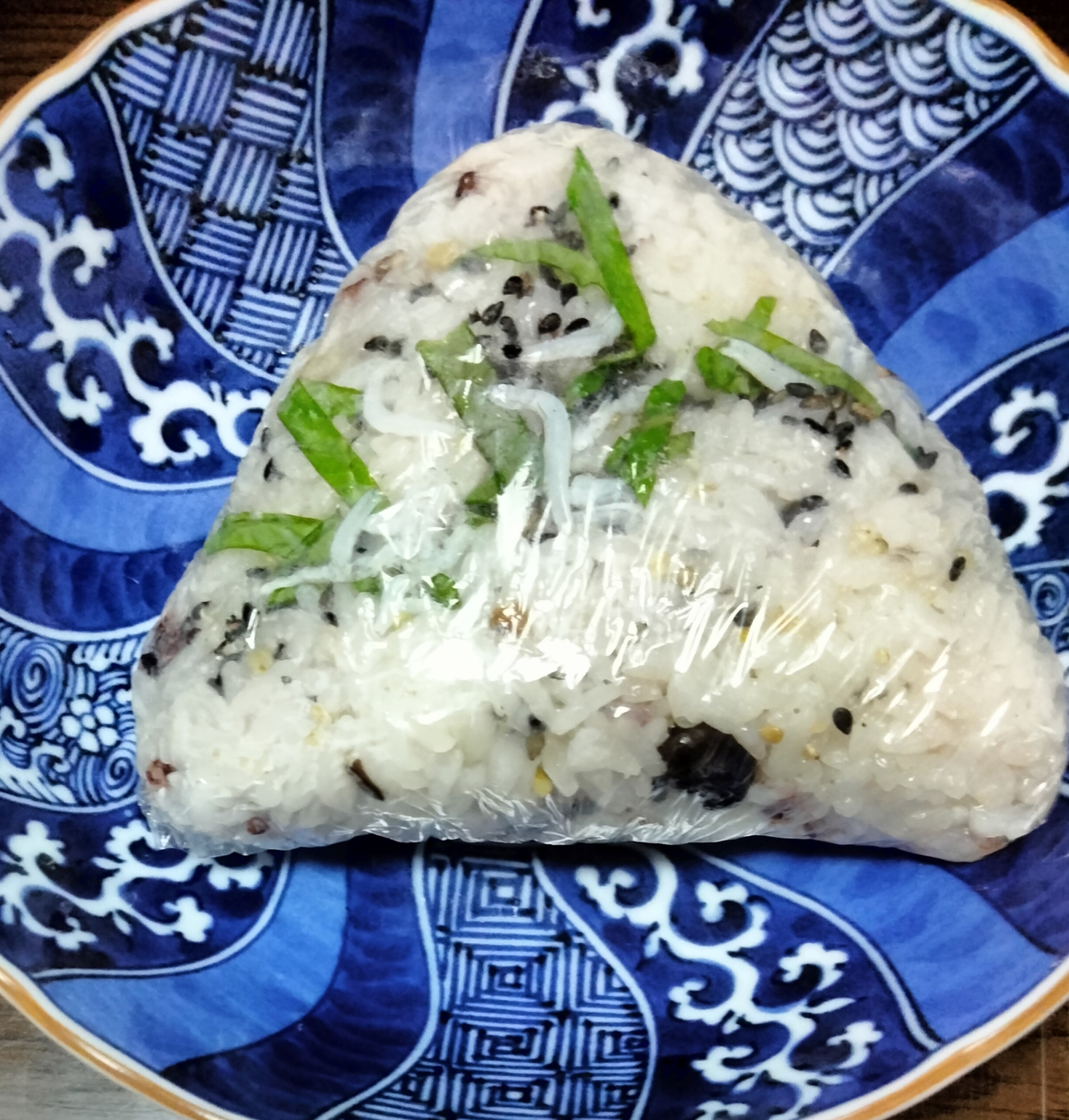 雑穀ごはんおにぎり 大葉しらす黒ごま