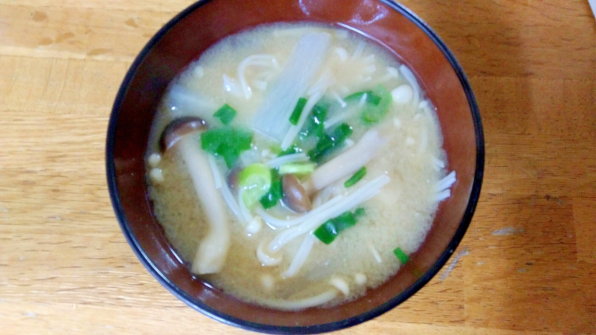 えのきとしめじと大根の味噌汁