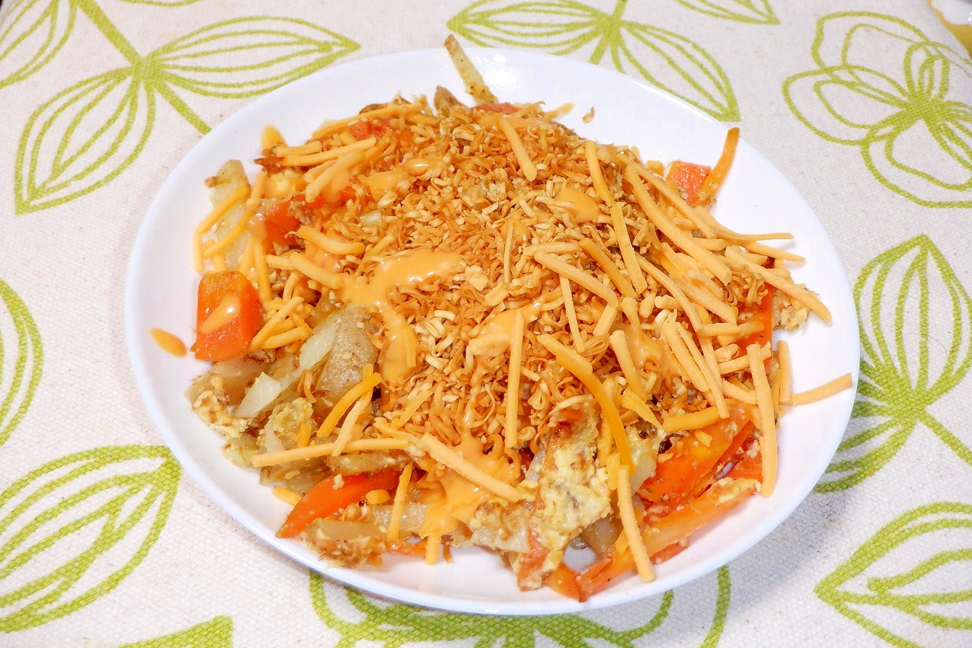 白い皿に盛られた、にんじんとじゃがいものしりしり