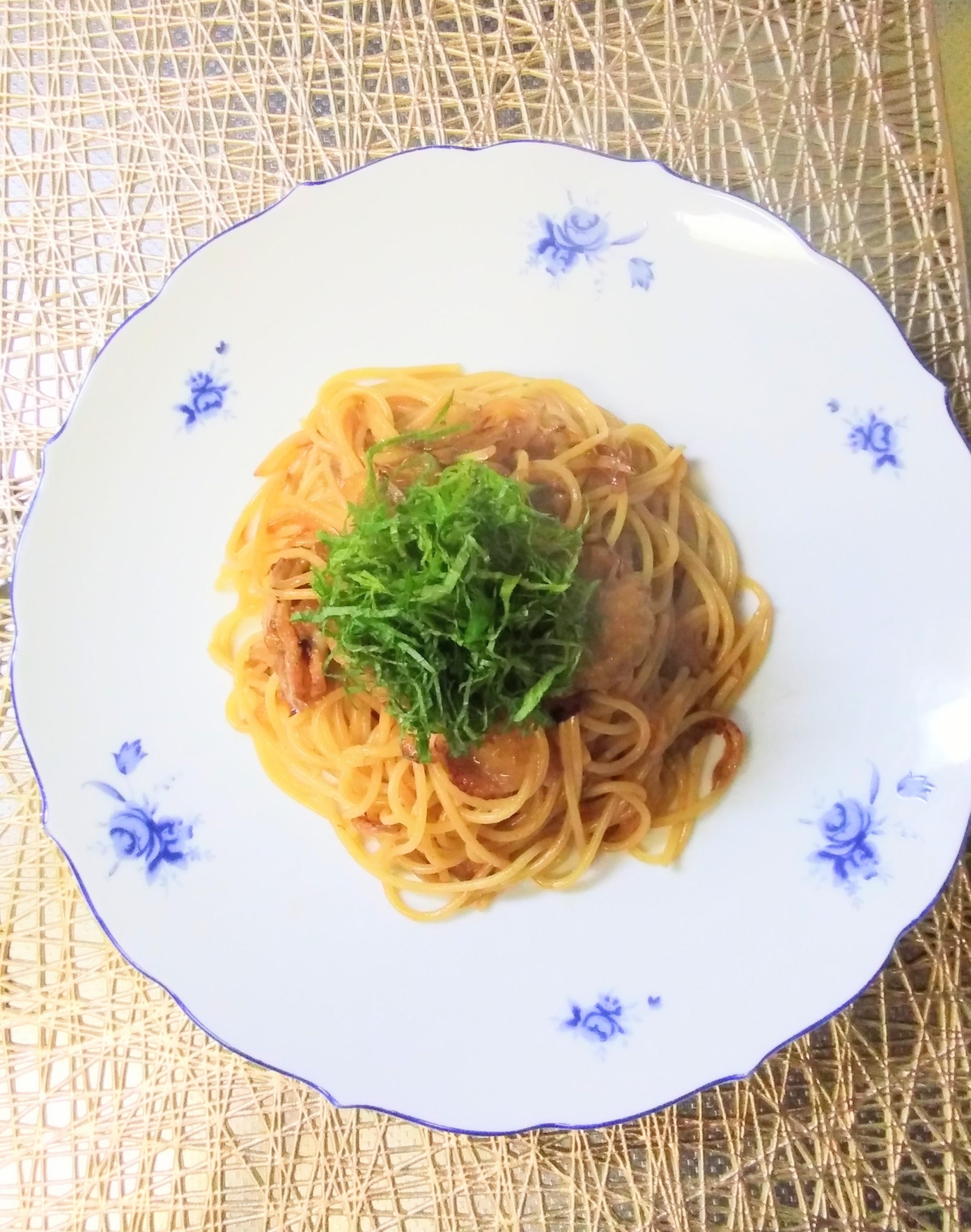 鶏皮☆鶏肉の皮と玉ねぎの和風パスタ☆大葉のせ