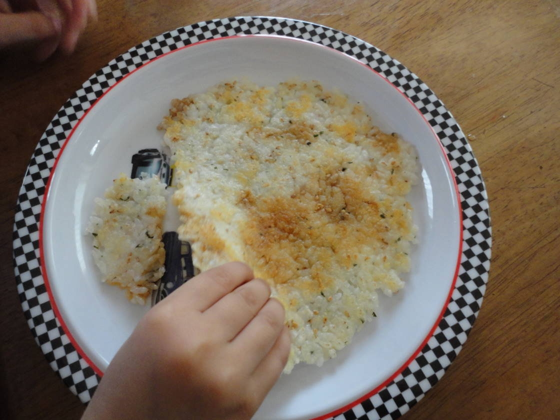 こどものおやつ ぱりぱりチーズ焼きごはん レシピ 作り方 By Alinaアリーナ 楽天レシピ