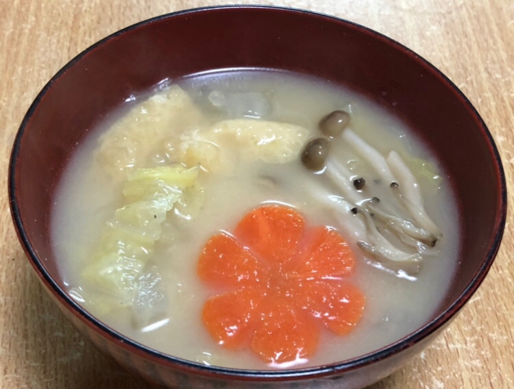 鍋の残りで白菜しめじ油揚げにんじんの味噌汁