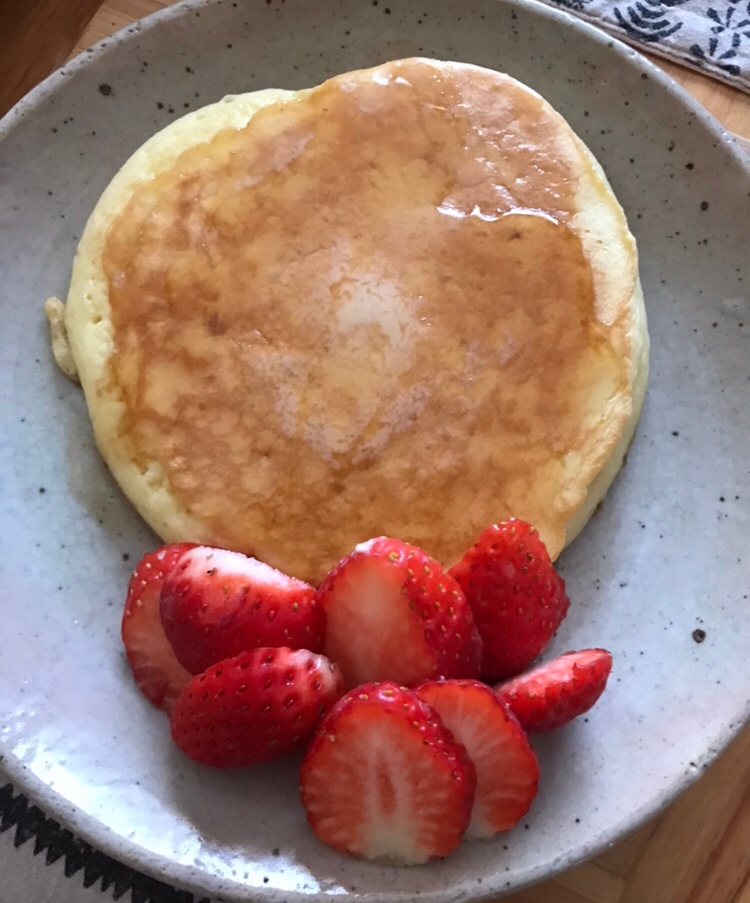 ホットプレートでホットケーキのいちご添え