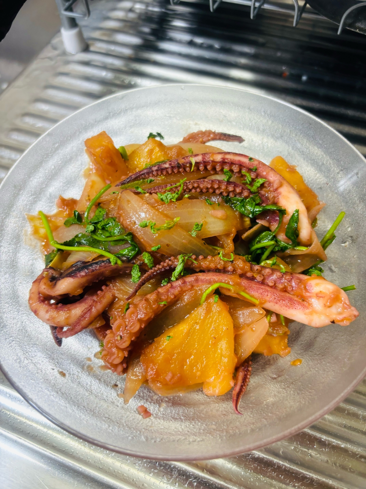 パイナップルとイカ炒め【Mực xào thơm】