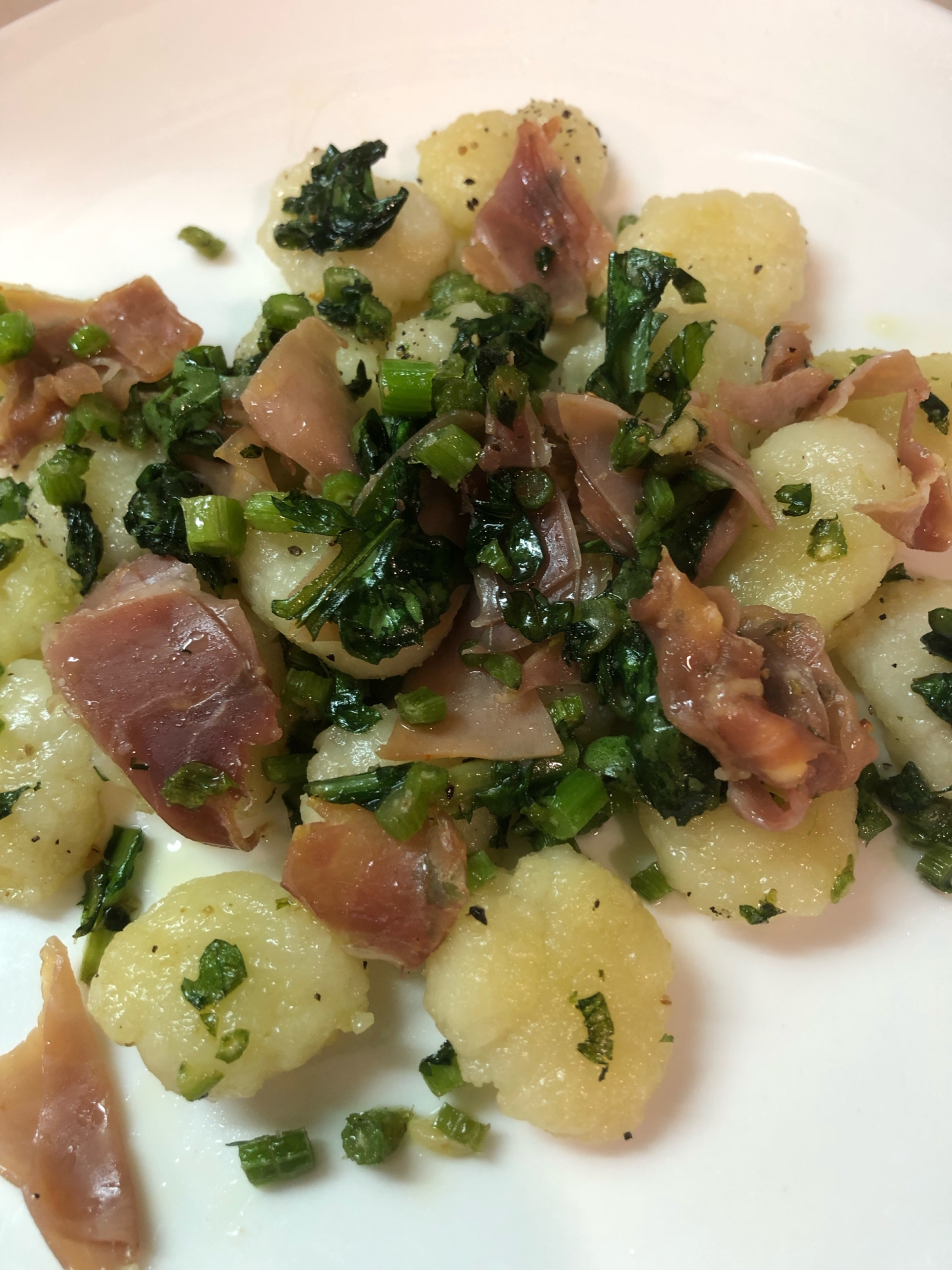 イタリア産生ハムと春菊と素麺ニョッキペペロンチーノ