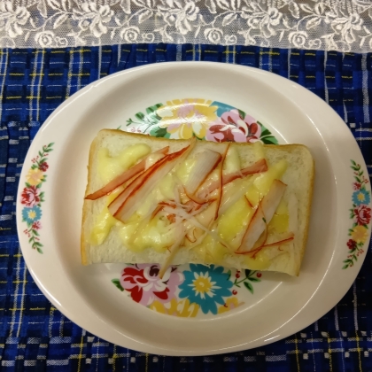 カニカマとブロッコリーのピザトースト