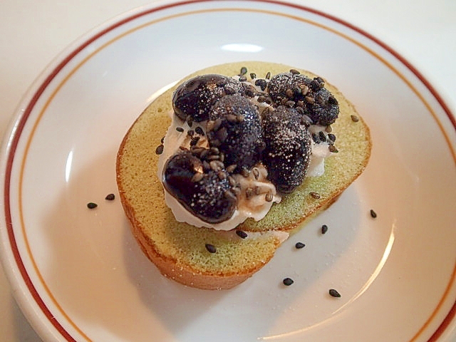 ホイップと黒豆と黒胡麻の抹茶ロールケーキ