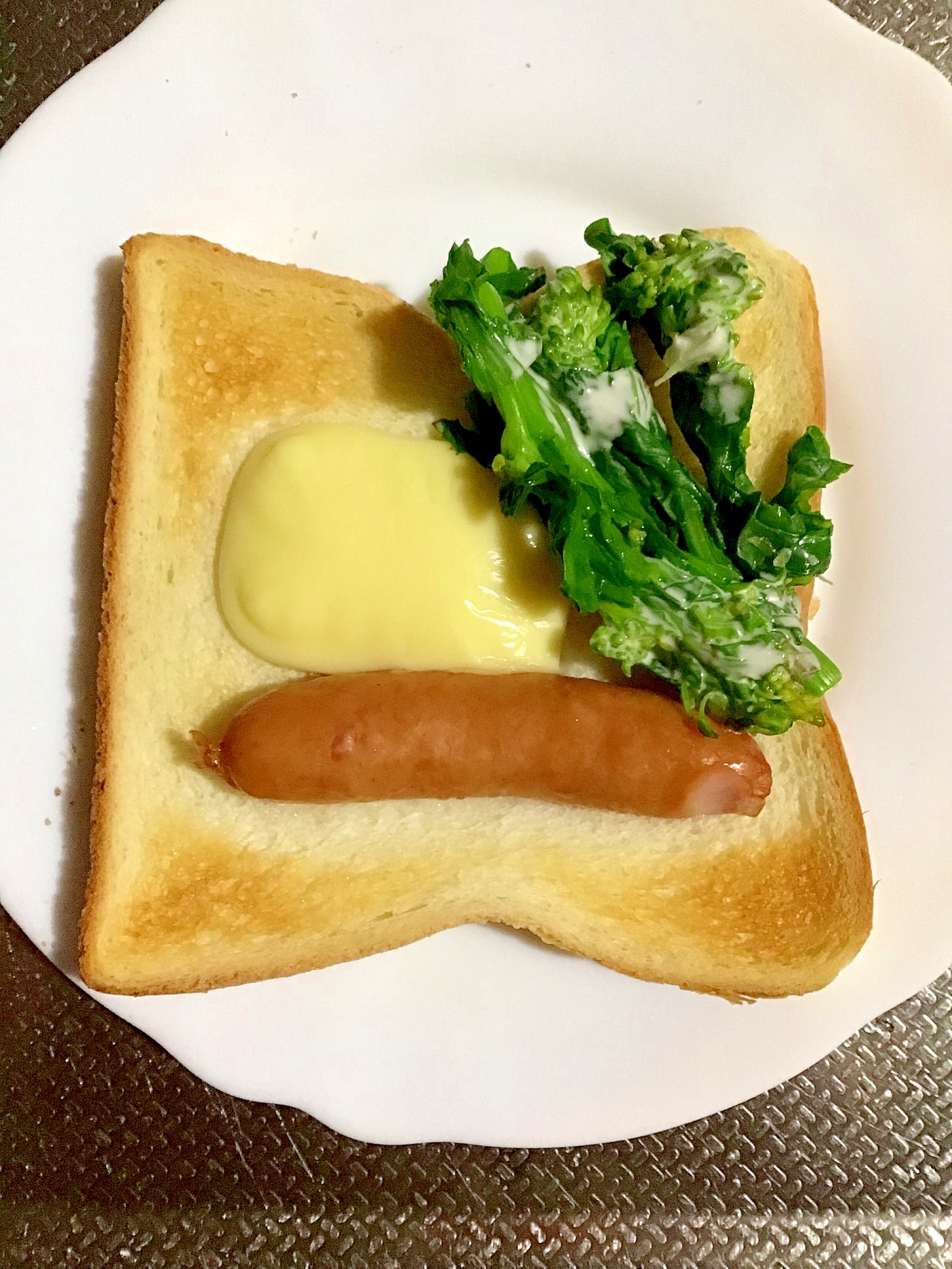 焼きベビーチーズと菜の花とウインナーの食パン。