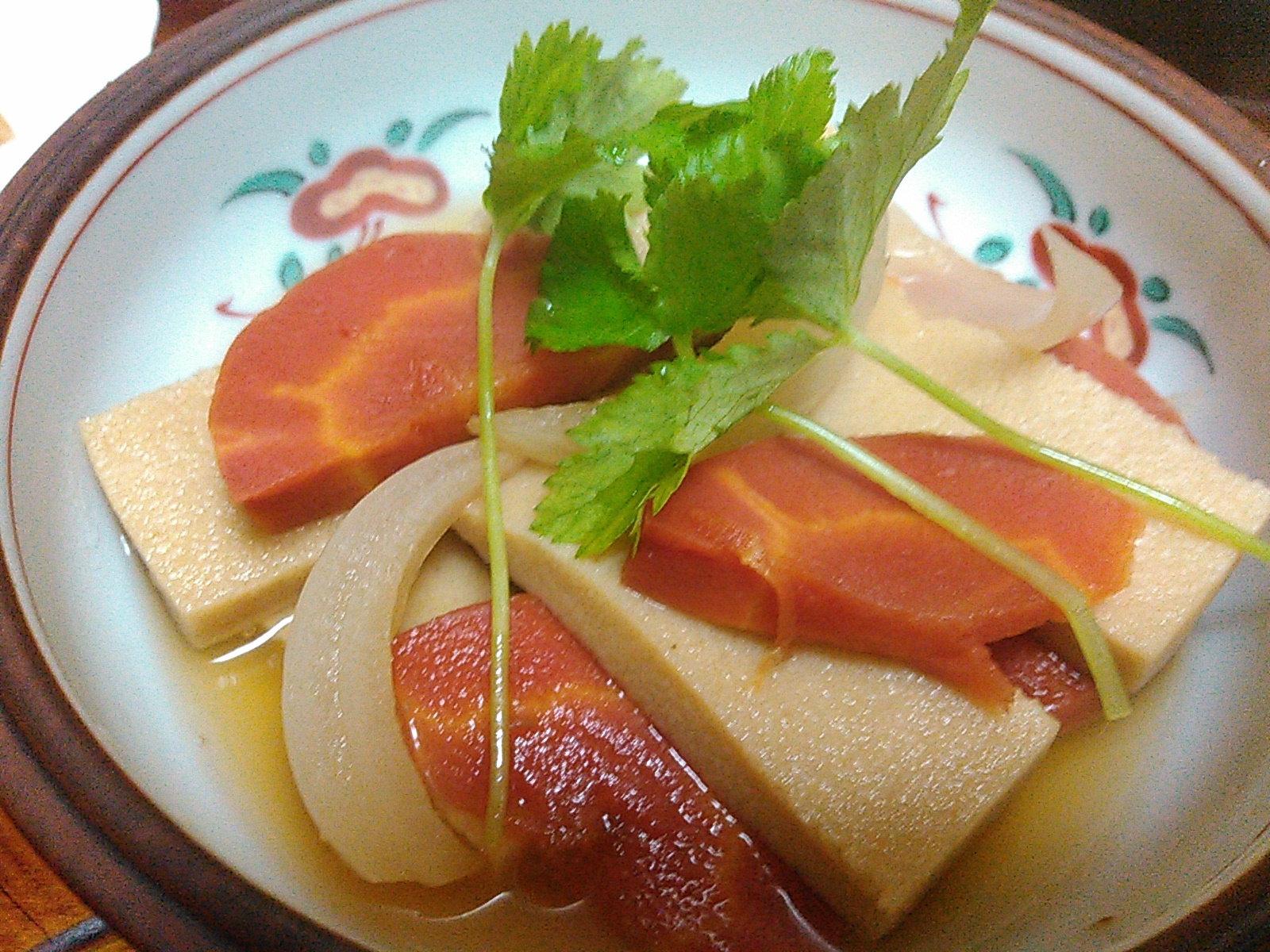 彩り綺麗な高野豆腐と野菜の煮物