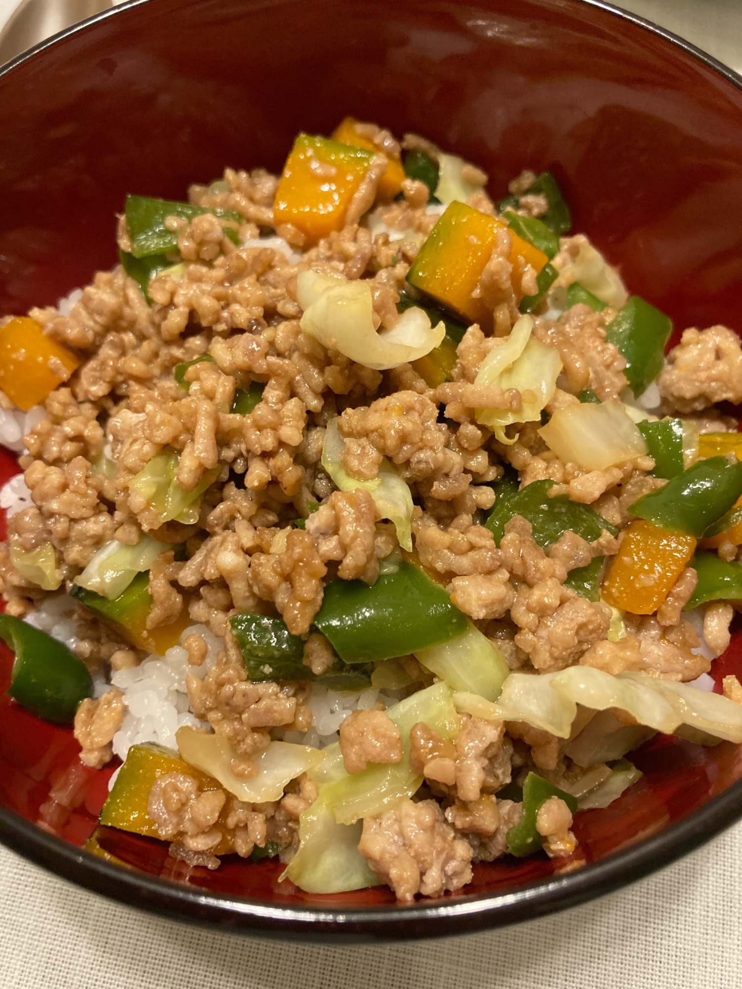 かぼちゃとピーマンとキャベツの甘味噌そぼろ丼