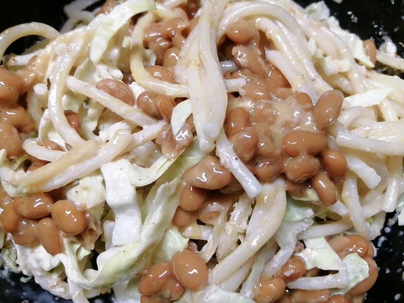 納豆パスタキャベツのマヨ和えサラダ