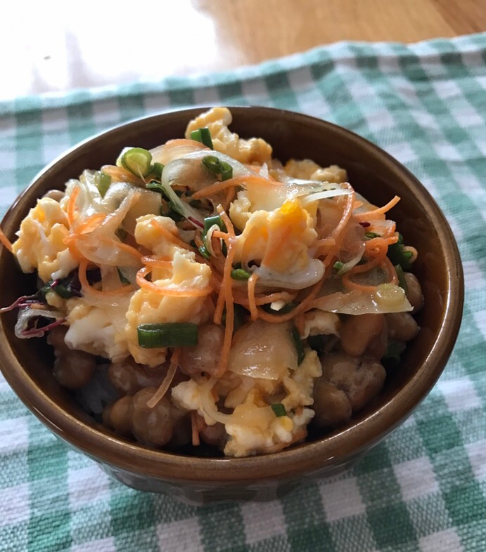 炒り卵と薬味野菜の甘酢醤油和え納豆ごはん