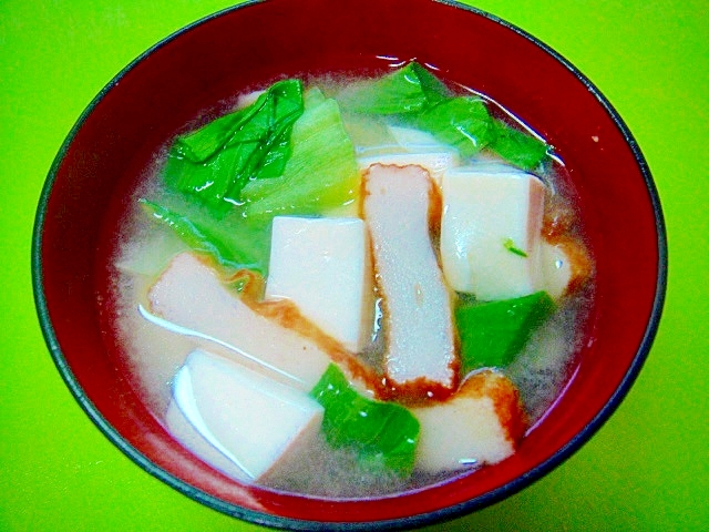 豆腐とチンゲン菜さつま揚げの味噌汁