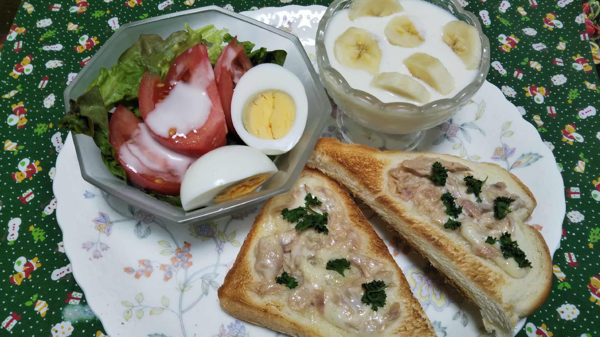 ツナマヨトーストと卵野菜サラダとバナナヨーグルト☆