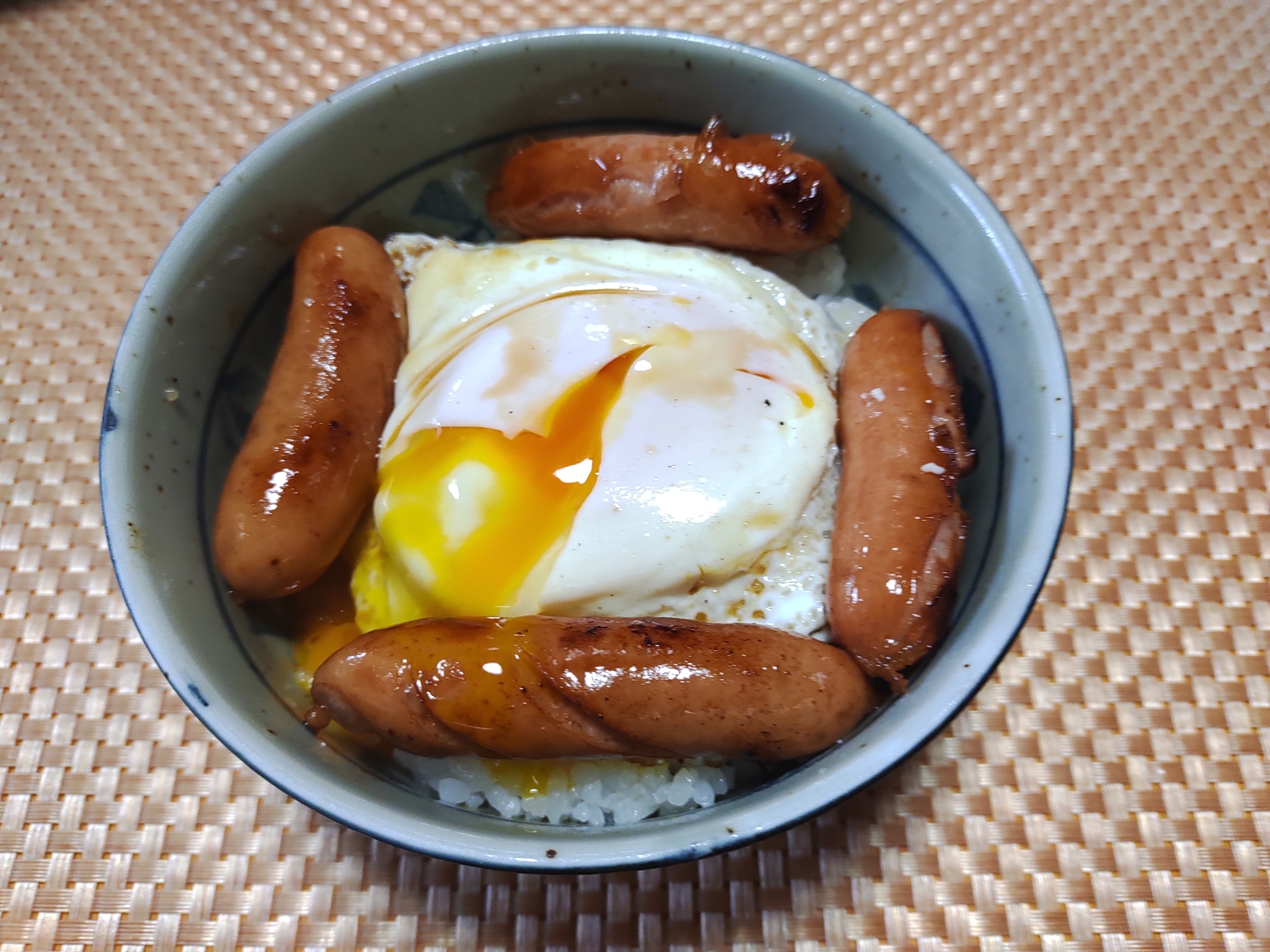 半熟ウインナー丼