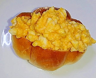 バターロールでチーズ味噌マヨ卵サンド