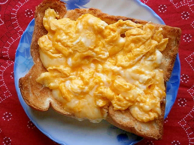 美味しい朝食！チーズふわ卵トースト