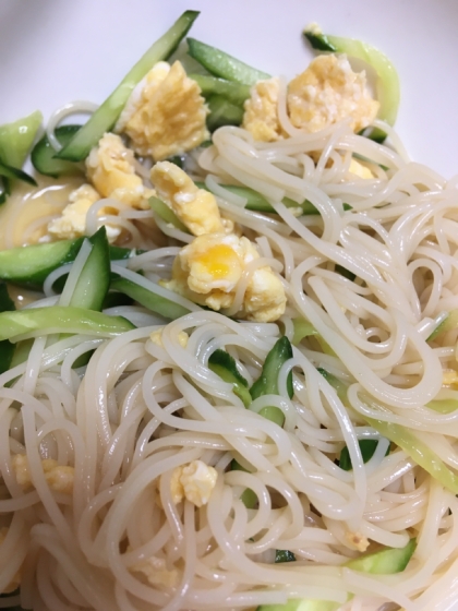 炒り卵ときゅうり乗せのそうめん