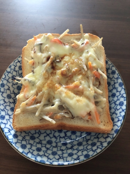 ごぼうサラダとチーズの惣菜パン