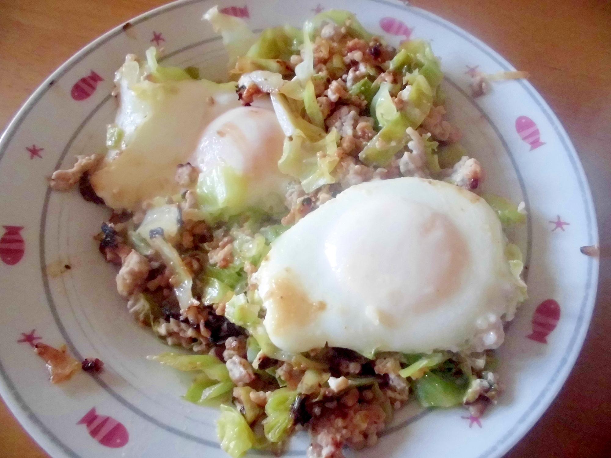 豚ミンチとキャベツの味噌風味☆目玉焼きプラス！