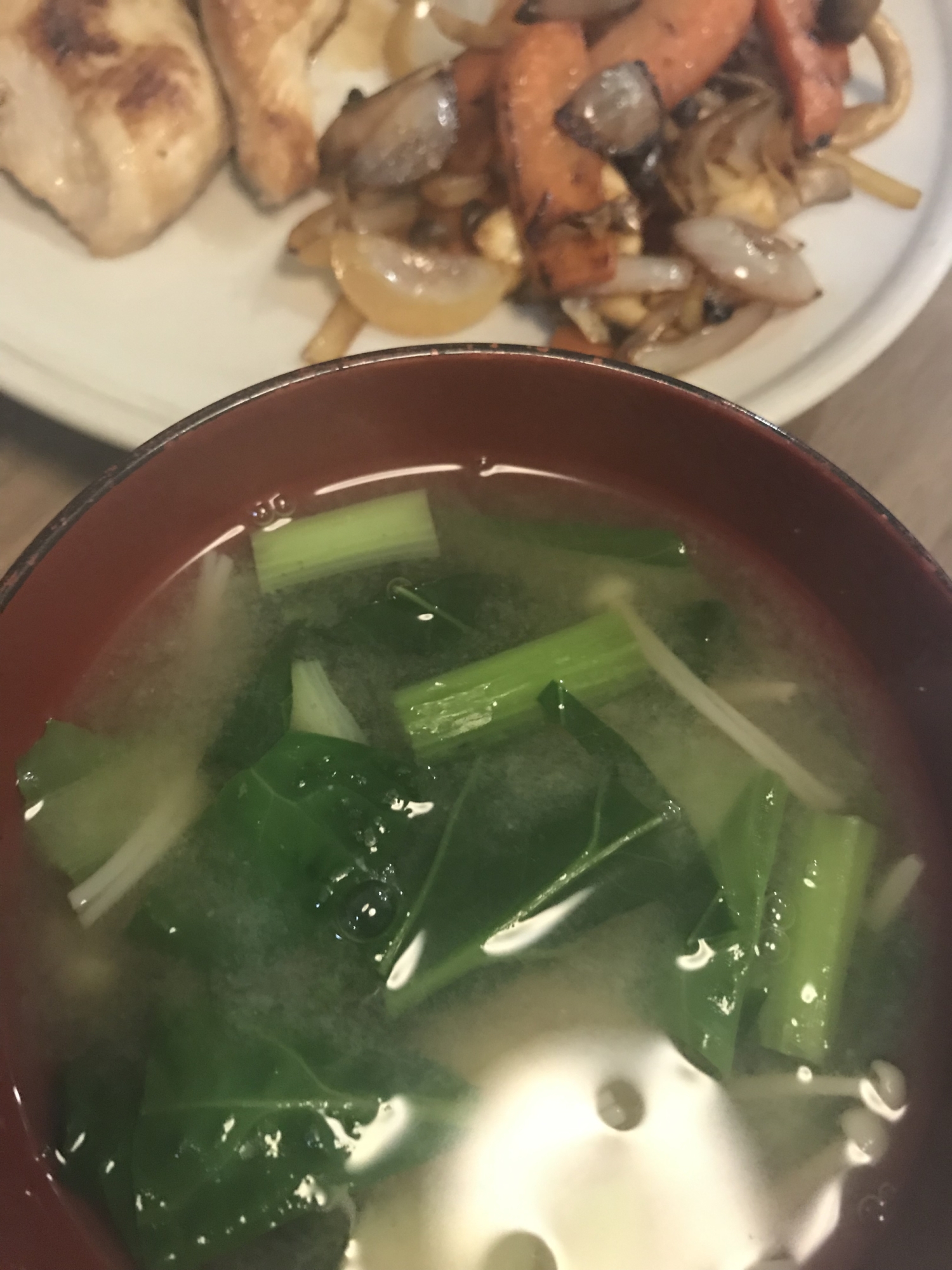 しゃがいもと、小松菜、エノキの味噌汁