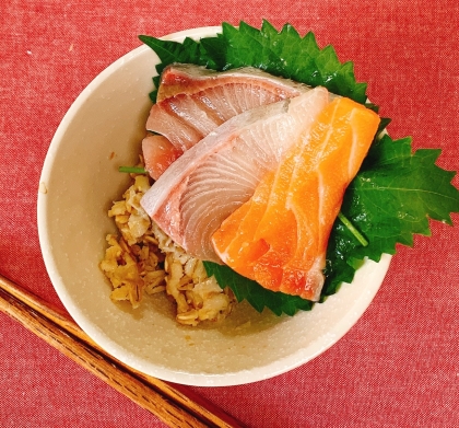 ジオ☆ちゃん♪豪華な海鮮丼とてもおいしくできましたෆ*ｵｨｼｨෆ(⸝⸝> ᢦ <⸝⸝)ˎˊ˗