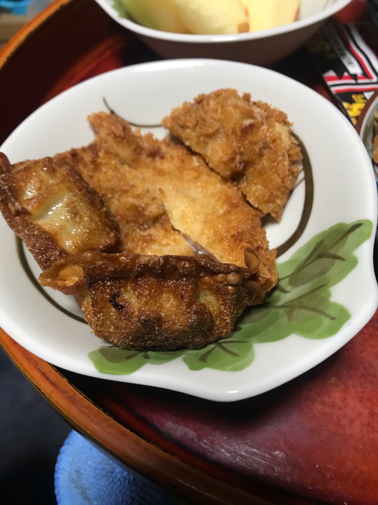 揚げ餃子とチーズカツの盛り合わせ