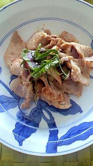 塩ヨーグルトで豚肉ときのこのニンニク炒め