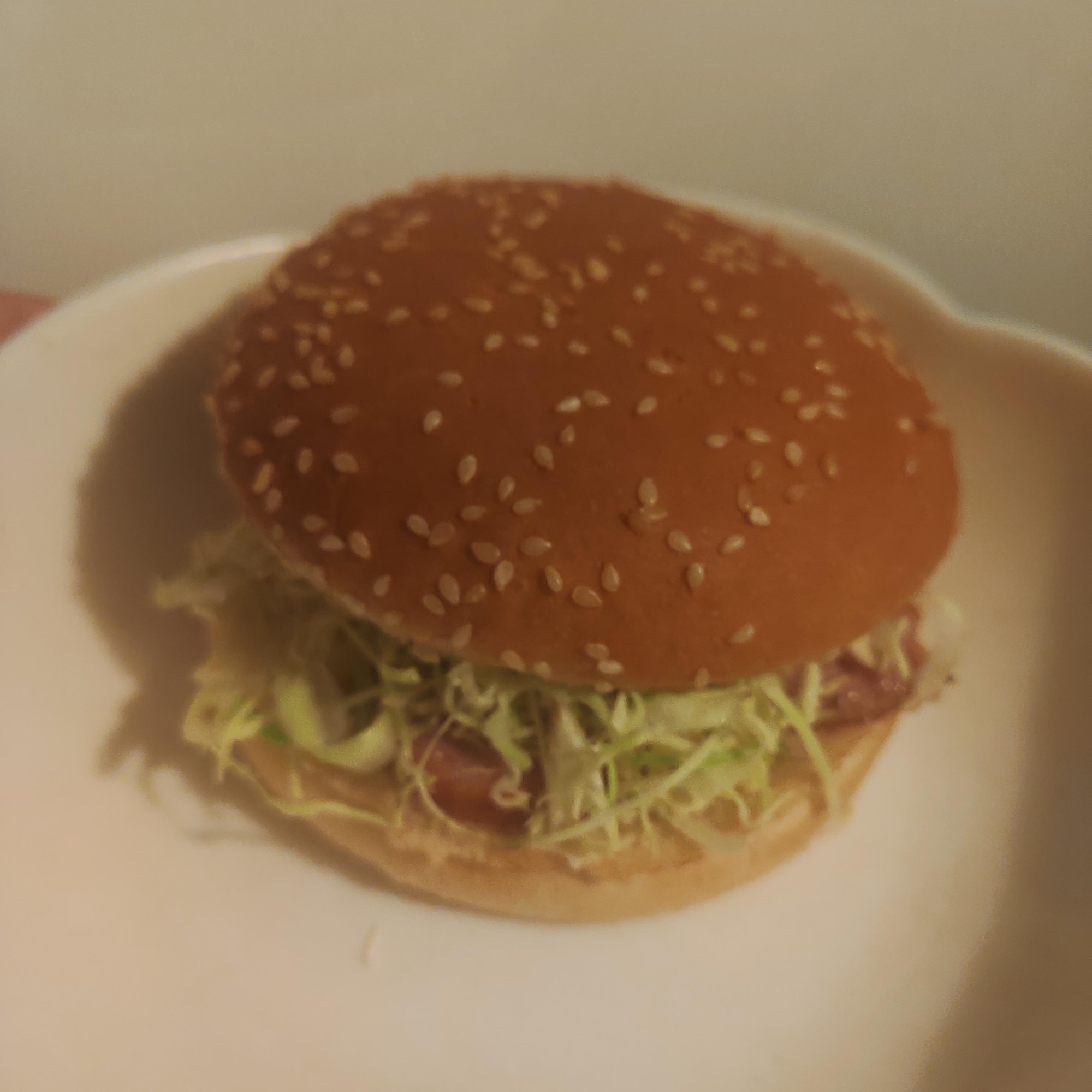 チーズ、キャベツ、ソーセージバーガー