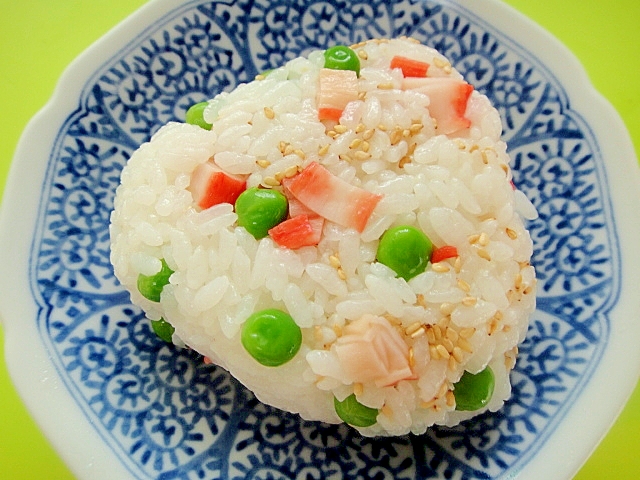 カニカマとグリンピースの酢飯おにぎり