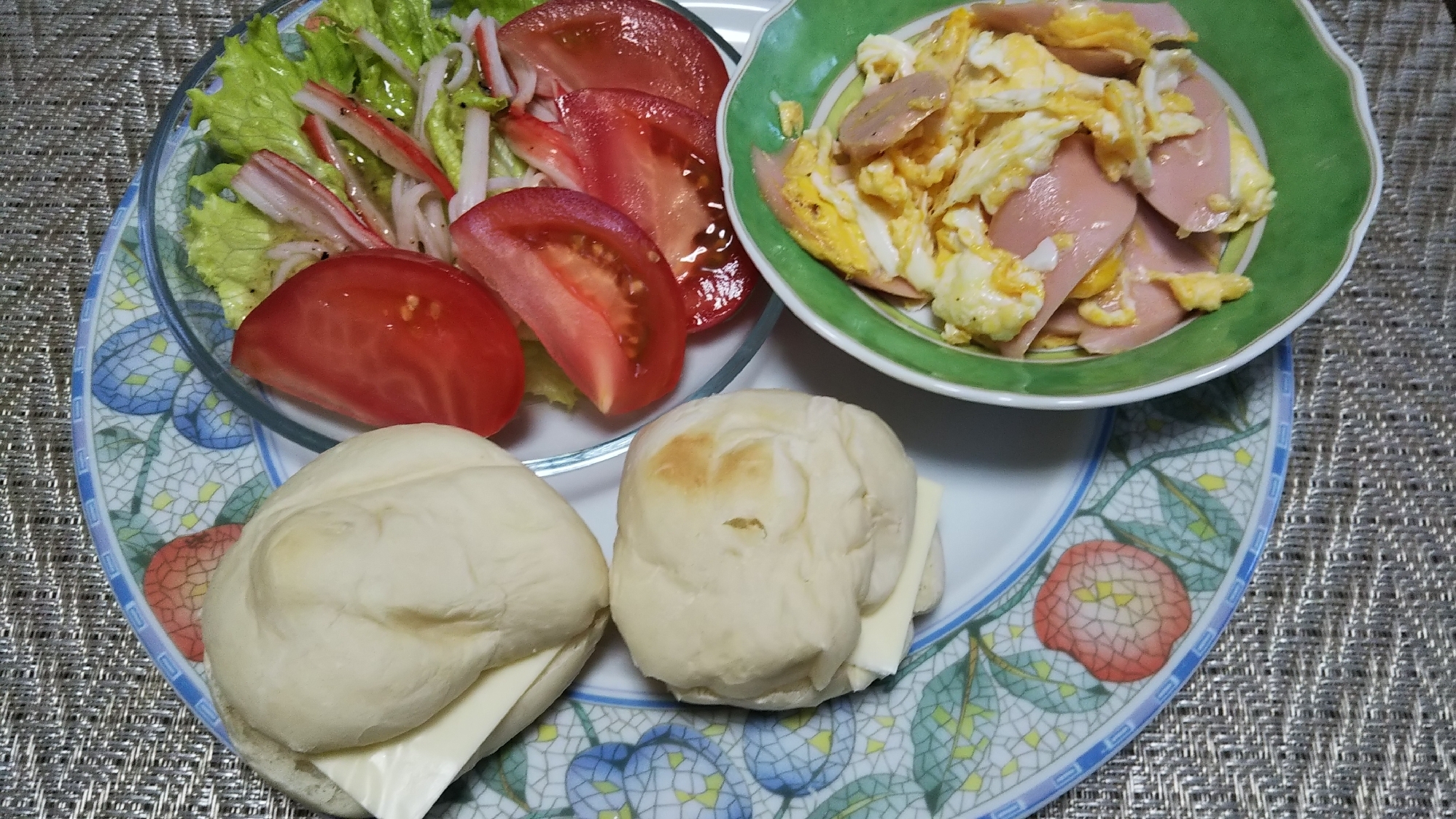ギョニソ卵炒めと蟹カマトマトサラダとチーズトースト
