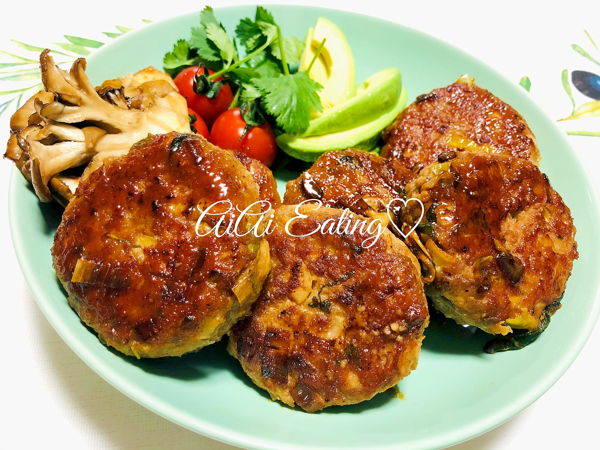 緑の丸皿に盛り付けたしそ入りポークのつくね