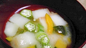 オクラとかぼちゃと麩の味噌汁