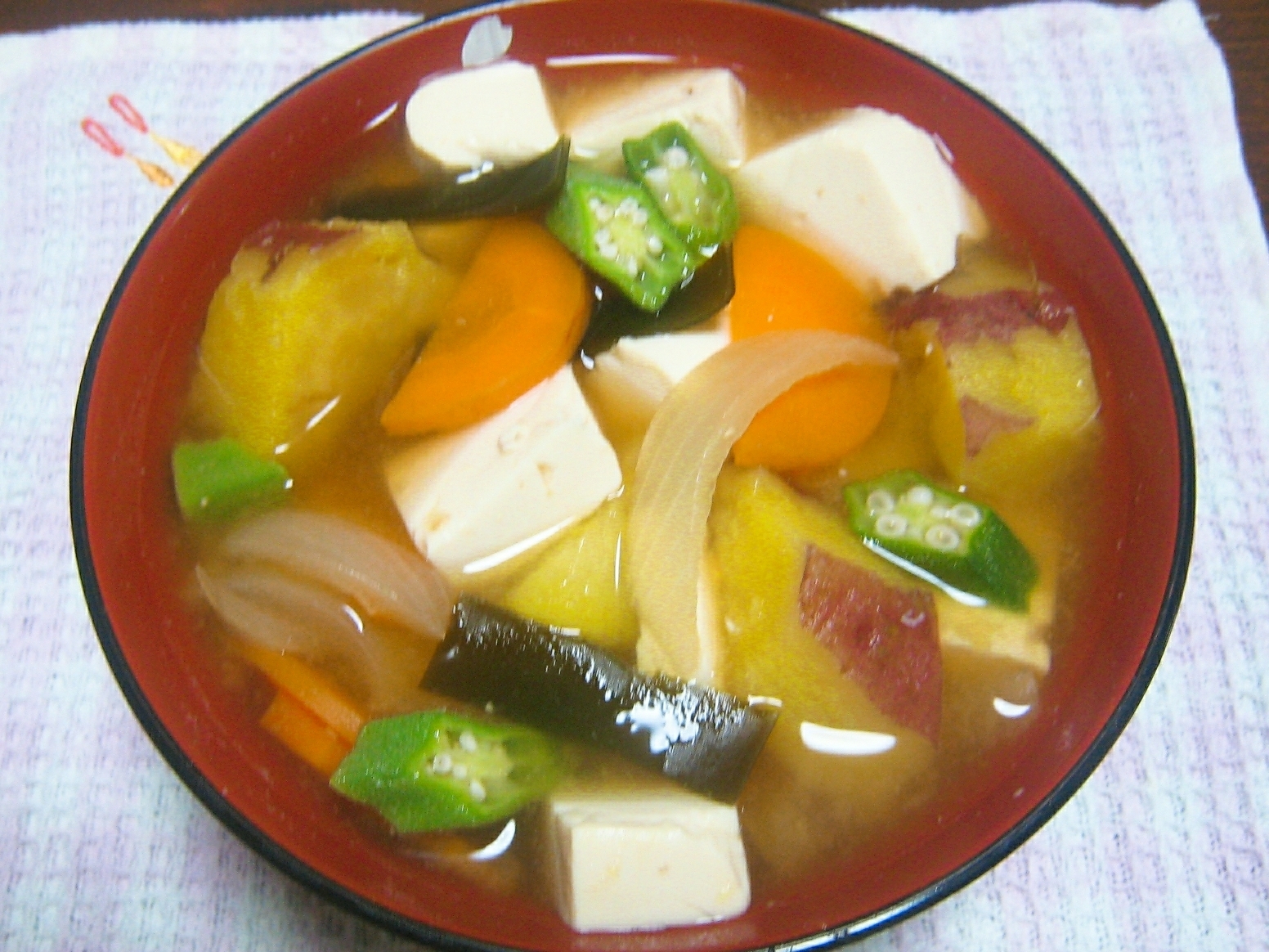 薩摩芋と豆腐と昆布の味噌汁