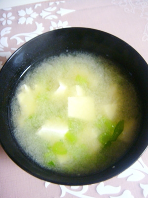 大根のつまみ菜と豆腐の味噌汁