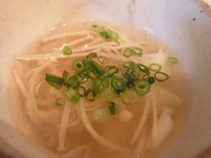 小松菜がなかったのでネギで♪この味好きです。餃子の皮も春雨もつるっと美味しいですね！また作りま～す。