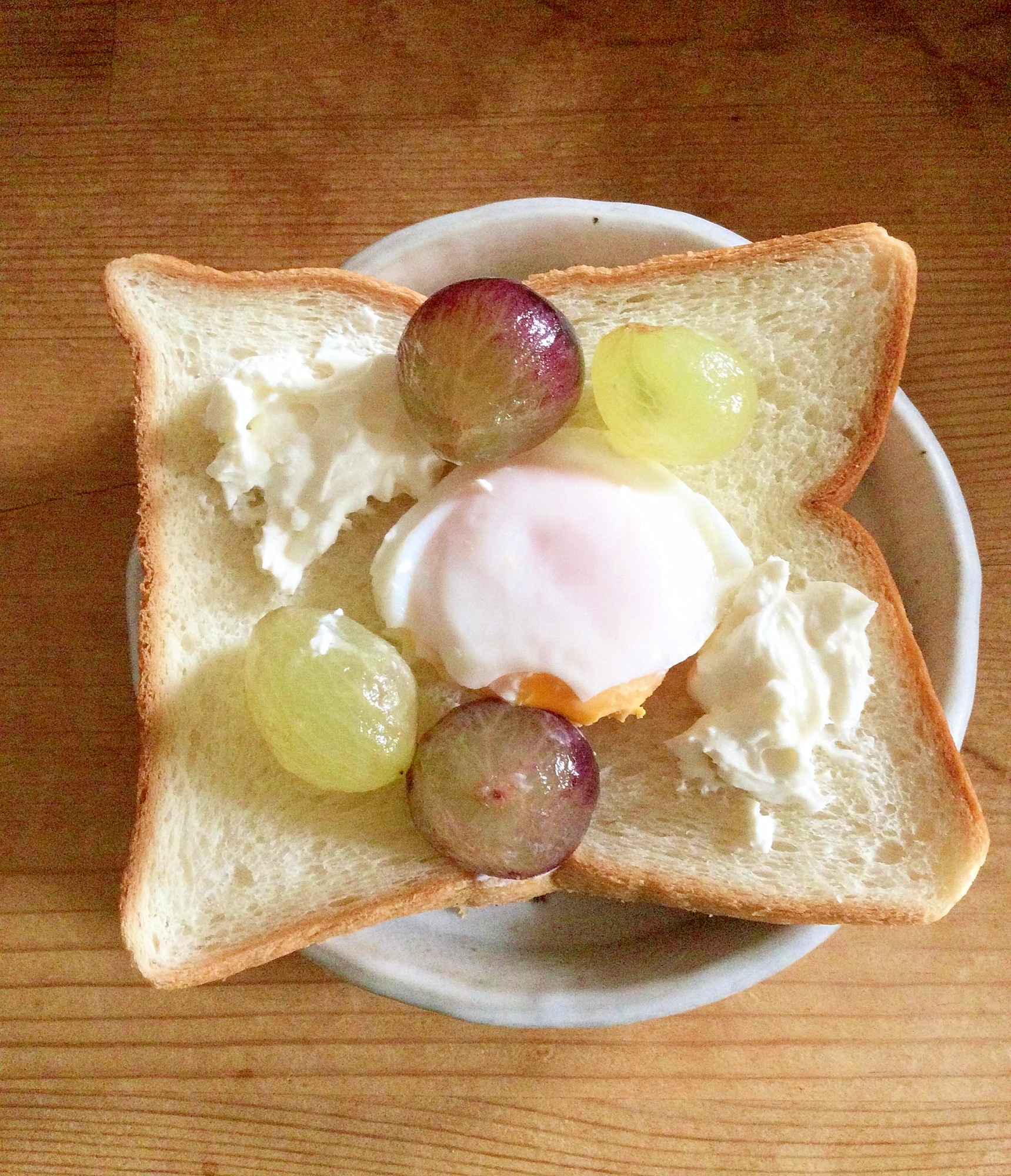 たまごクリームチーズぶどうオープンサンド♪
