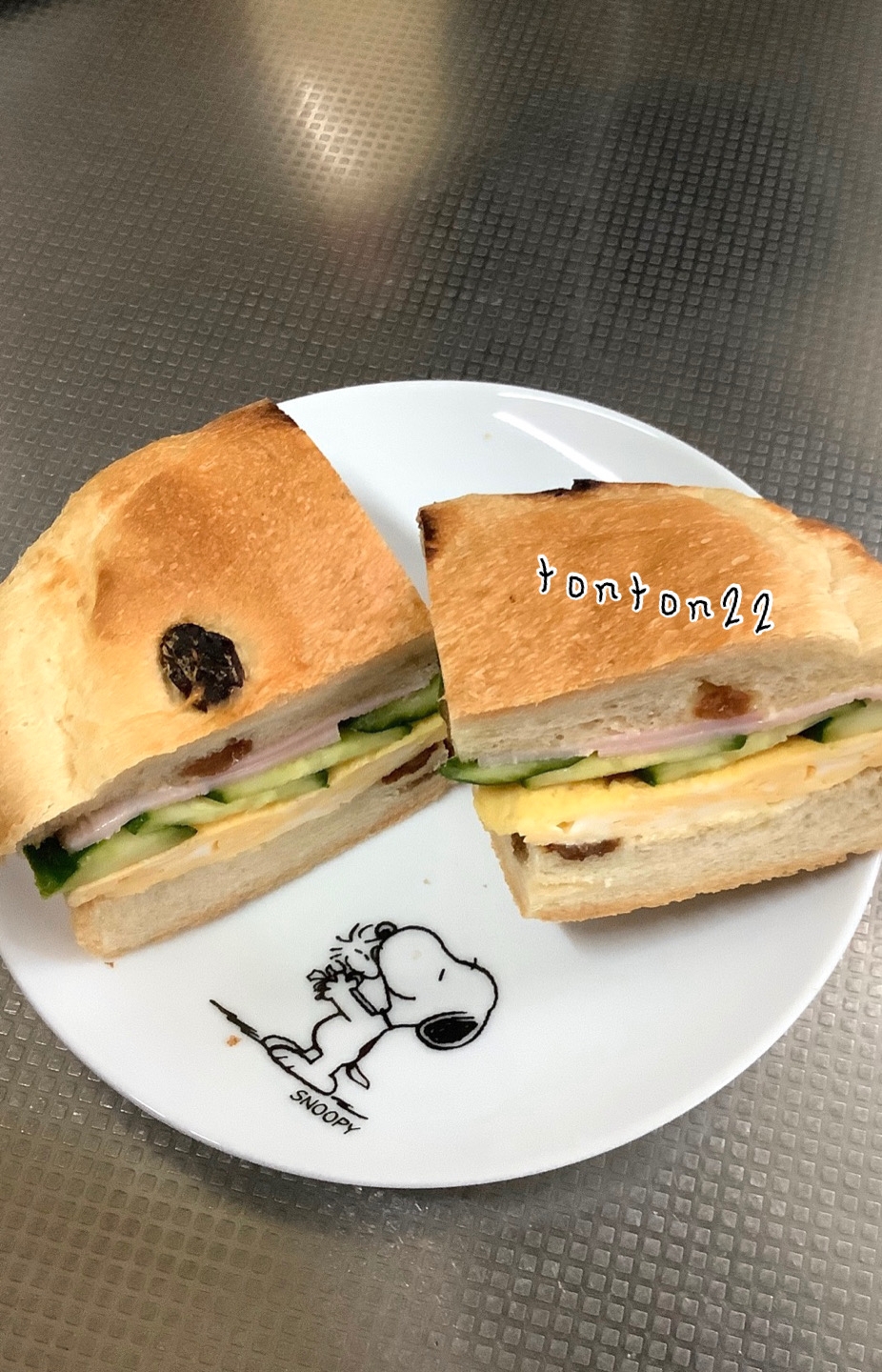 食パン端でハム卵きゅうり入りサンドイッチ☆