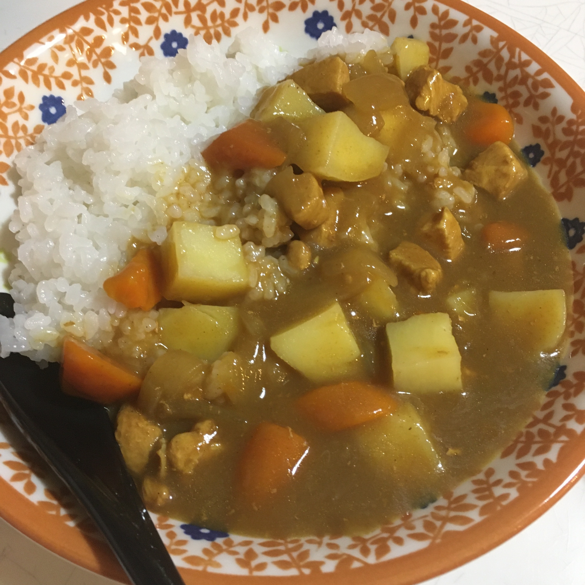 じゃがいもがしっかり残る　チキンカレー