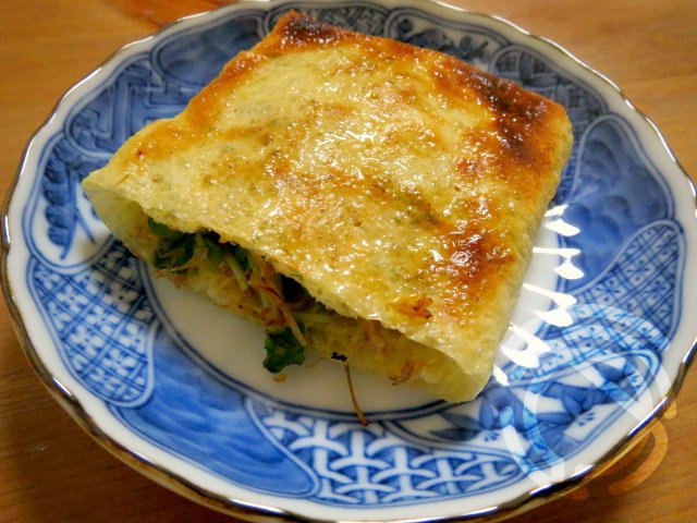 かいわれおかかの油揚げ袋焼き