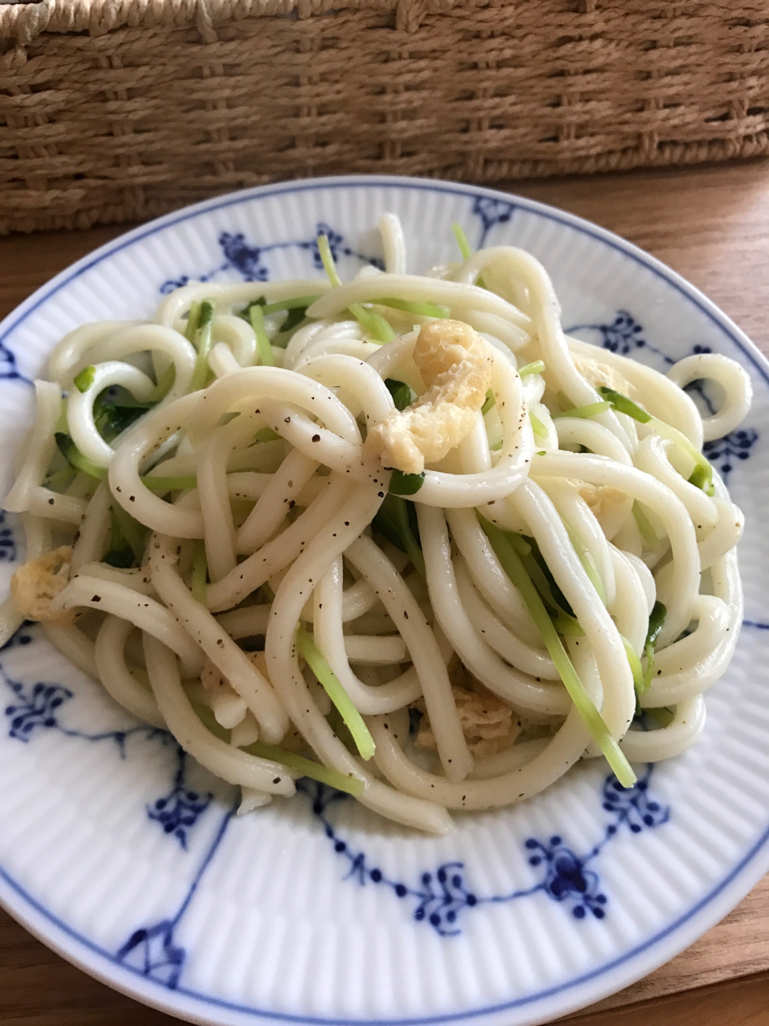 油揚げと豆苗の焼きうどん