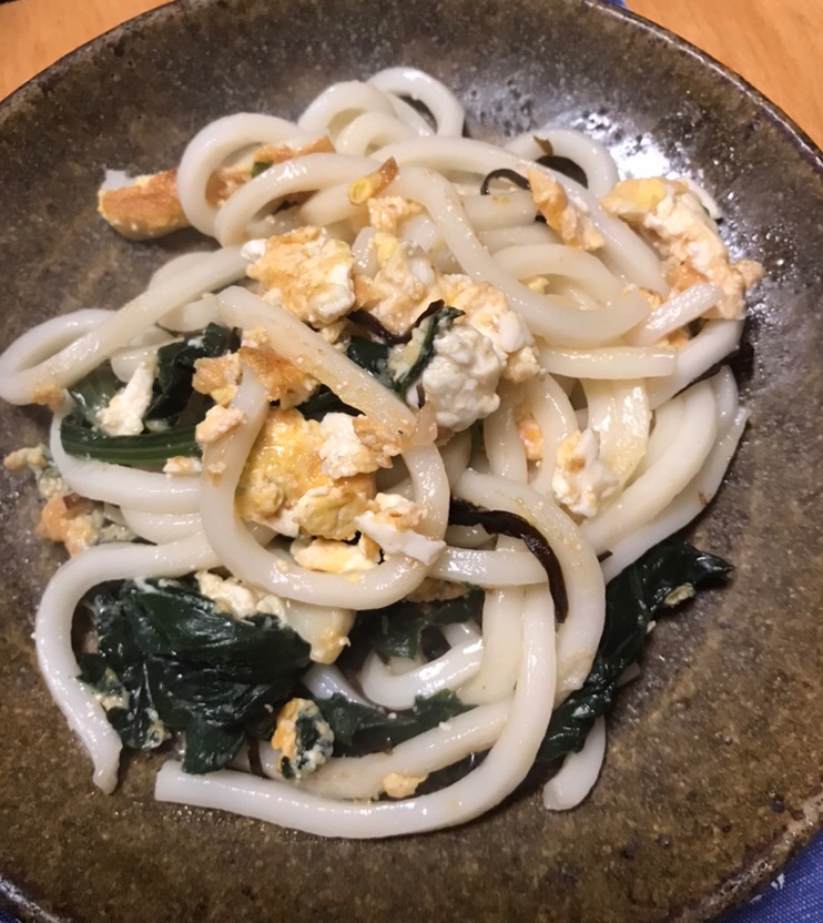 ほうれん草とちくわ、卵の焼うどん