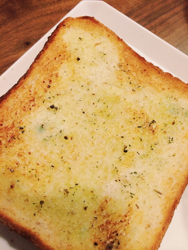 超簡単なのに美味しい☆食パンでガーリックトースト