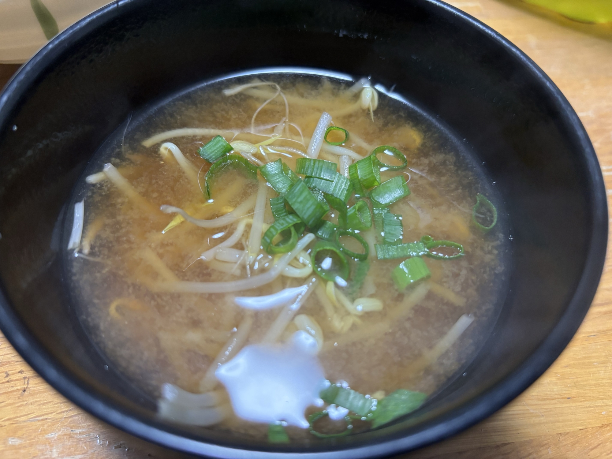 シンプル　もやしの味噌汁