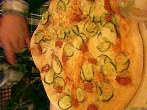 ズッキーニをシンプルに！ズッキーニのトマトピザ