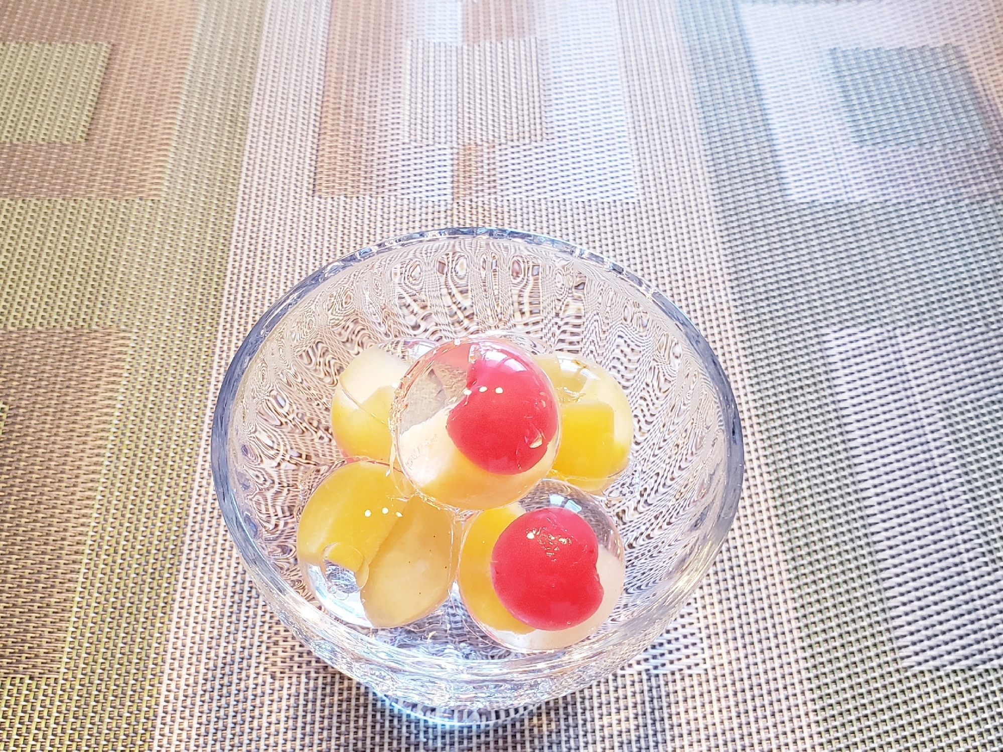 器に盛られたフルーツ缶で丸いゼリー