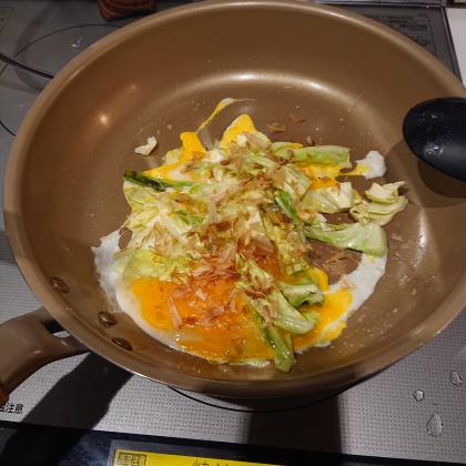 キャベツと卵のおかかバター炒め